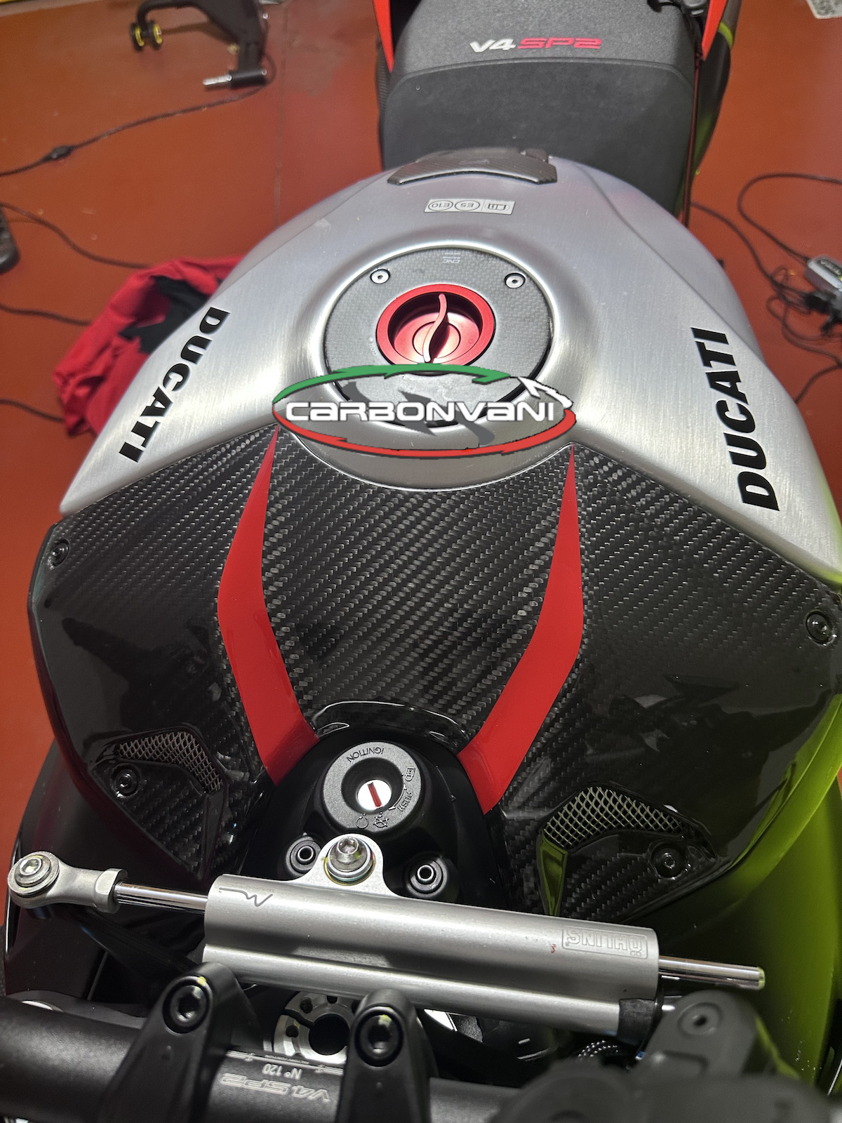Carbonvani - Ducati Streetfighter V4 / S Carbon Fiber Upper Tank Cover - RED DP Style (2023+) Carbonvani - Ducati Streetfighter V4 / S Carbon Fiber Upper Tank Cover - RED DP Style (2023+)